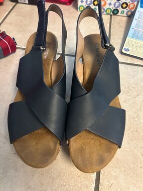 Women’s Black Cross-Strap Slingback Sandals with Cushioned Footbed